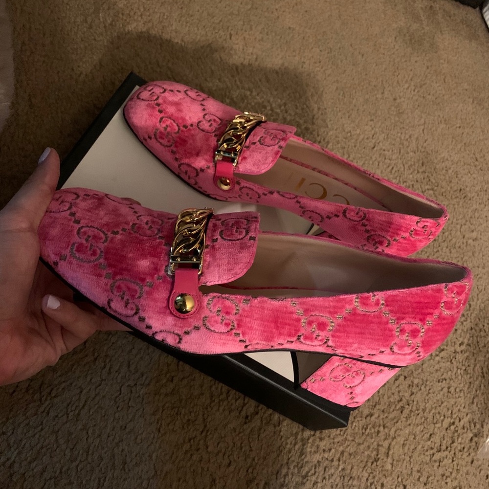 Gucci Sylvie Chain Velvet Loafer Pumps